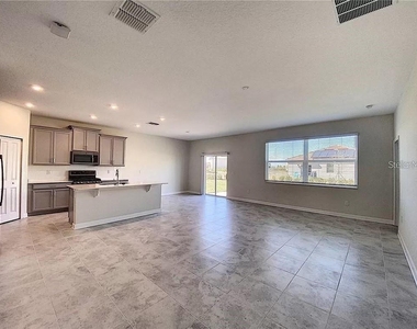 1307 Oak Crest Street - Photo Thumbnail 12