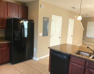1102 Chelsea Drive - Photo Thumbnail 3
