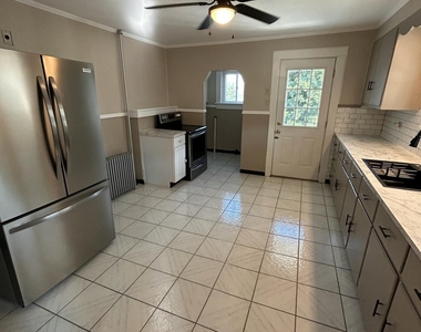 830 Brook Street - Photo Thumbnail 9
