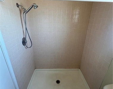 6430 Alomar Avenue - Photo Thumbnail 11
