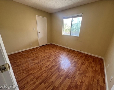 6430 Alomar Avenue - Photo Thumbnail 9