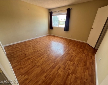 6430 Alomar Avenue - Photo Thumbnail 10