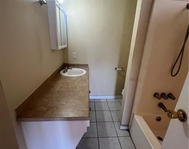 6430 Alomar Avenue - Photo Thumbnail 13