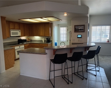 546 E Elsie Lane - Photo Thumbnail 4