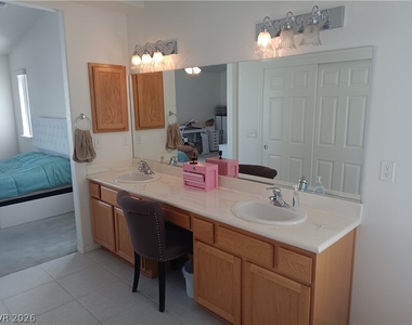 546 E Elsie Lane - Photo Thumbnail 10