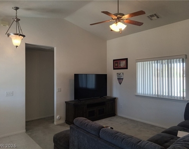 546 E Elsie Lane - Photo Thumbnail 3
