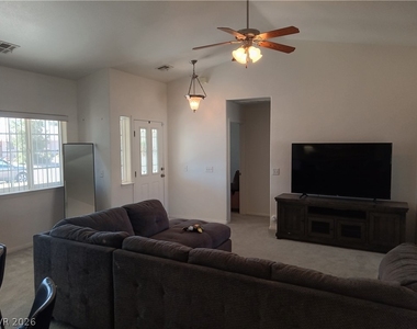546 E Elsie Lane - Photo Thumbnail 2