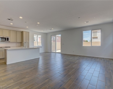 5174 Olga Manor Avenue - Photo Thumbnail 2
