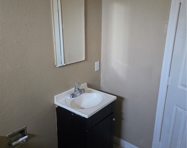 741 N 10th Street - Photo Thumbnail 9