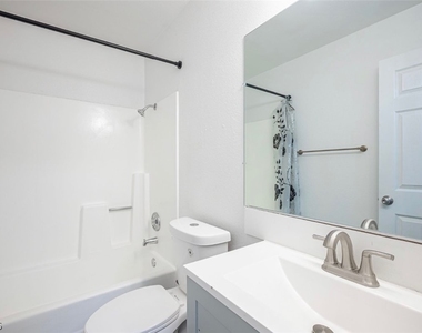 921 Snug Harbor Street - Photo Thumbnail 13
