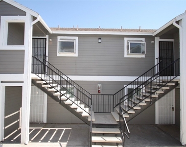 921 Snug Harbor Street - Photo Thumbnail 2