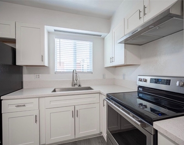 921 Snug Harbor Street - Photo Thumbnail 17