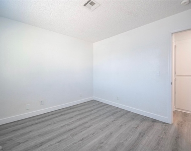 921 Snug Harbor Street - Photo Thumbnail 6