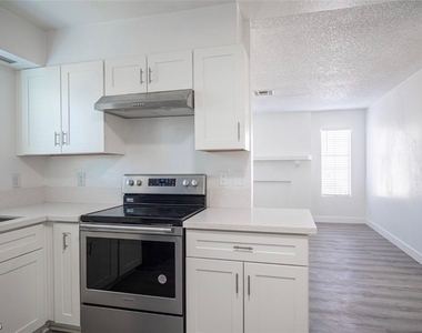 921 Snug Harbor Street - Photo Thumbnail 14