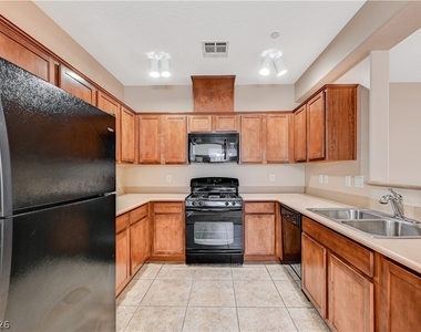 6868 Sky Pointe Drive - Photo Thumbnail 8