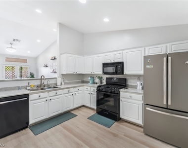 3404 Wexford Lane - Photo Thumbnail 10
