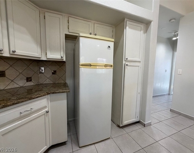 900 Heavenly Hills Court - Photo Thumbnail 15