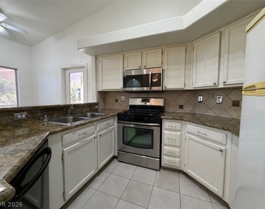 900 Heavenly Hills Court - Photo Thumbnail 11