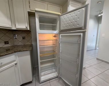 900 Heavenly Hills Court - Photo Thumbnail 16