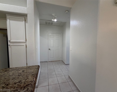 900 Heavenly Hills Court - Photo Thumbnail 18