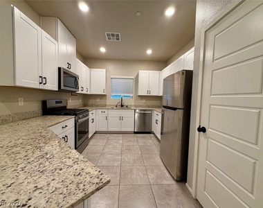 7473 Garnet Moon Street - Photo Thumbnail 17