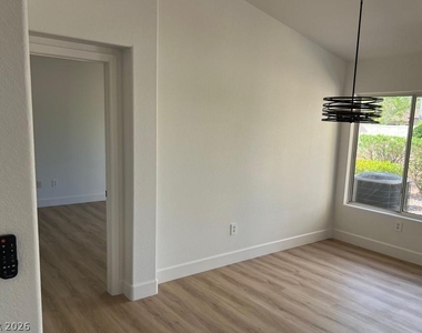 10012 Bundella Drive - Photo Thumbnail 4