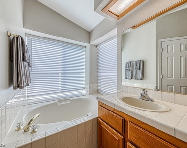 8421 Honeywood Circle - Photo Thumbnail 12