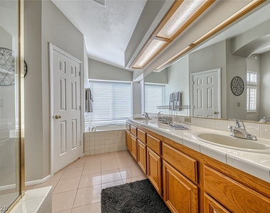 8421 Honeywood Circle - Photo Thumbnail 11