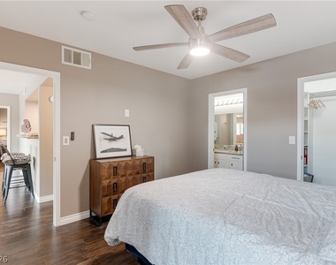 7255 W Sunset Road - Photo Thumbnail 16