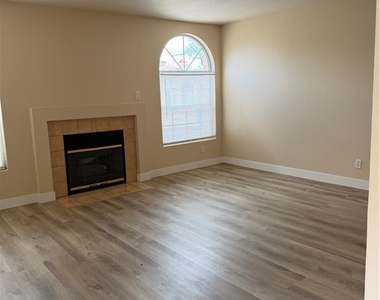 7621 Almeria Avenue - Photo Thumbnail 3