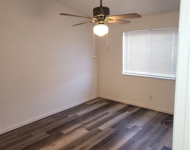 7048 Picaroon Lane - Photo Thumbnail 15