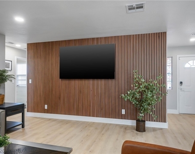 6990 W Richmar Avenue - Photo Thumbnail 7