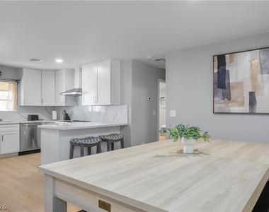 6990 W Richmar Avenue - Photo Thumbnail 12