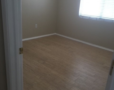 8904 Pennystone Avenue - Photo Thumbnail 5
