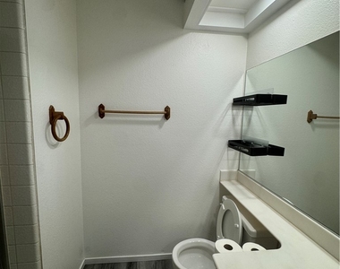 2507 Berwick Court - Photo Thumbnail 8