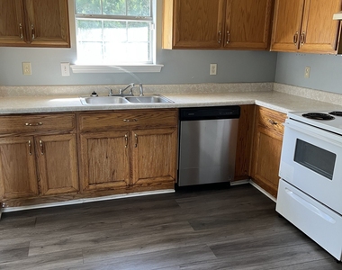 506 Rosewood Circle - Photo Thumbnail 12
