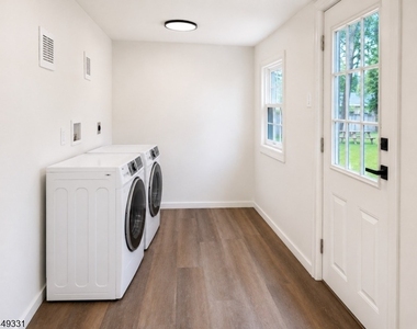 286 Chambers St - Photo Thumbnail 7