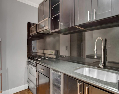 West 52 Street - Photo Thumbnail 6