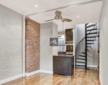 West 52 Street - Photo Thumbnail 8