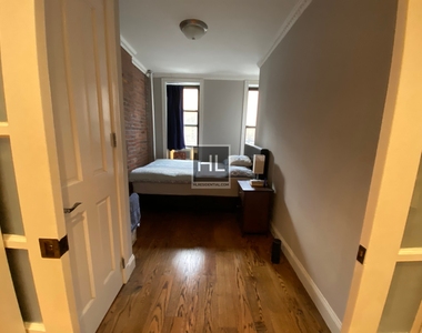 West 52 Street - Photo Thumbnail 5