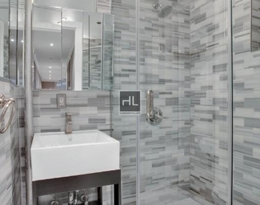 West 52 Street - Photo Thumbnail 4