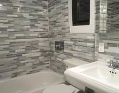 West 52 Street - Photo Thumbnail 5