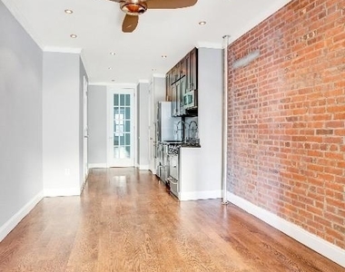 West 52 Street - Photo Thumbnail 4