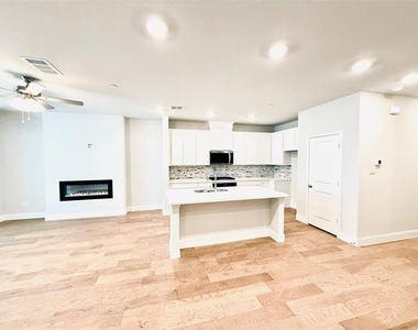 7925 Bayside Drive - Photo Thumbnail 4