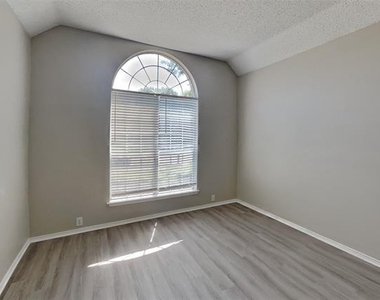 7209 Bouquet Drive - Photo Thumbnail 6