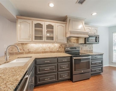 4218 Mojave Drive - Photo Thumbnail 3