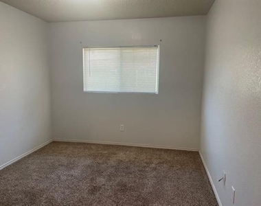 820 Eagle Drive - Photo Thumbnail 8