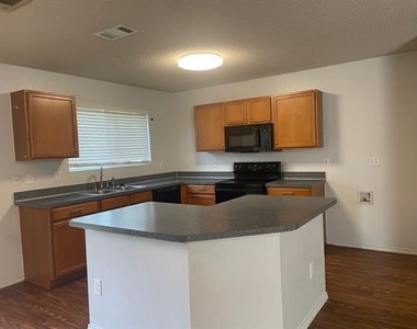 820 Eagle Drive - Photo Thumbnail 2