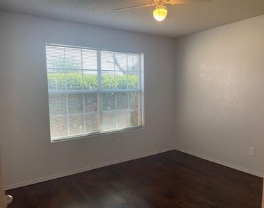 820 Eagle Drive - Photo Thumbnail 9