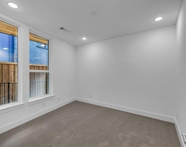 426 W 9th Street - Photo Thumbnail 2